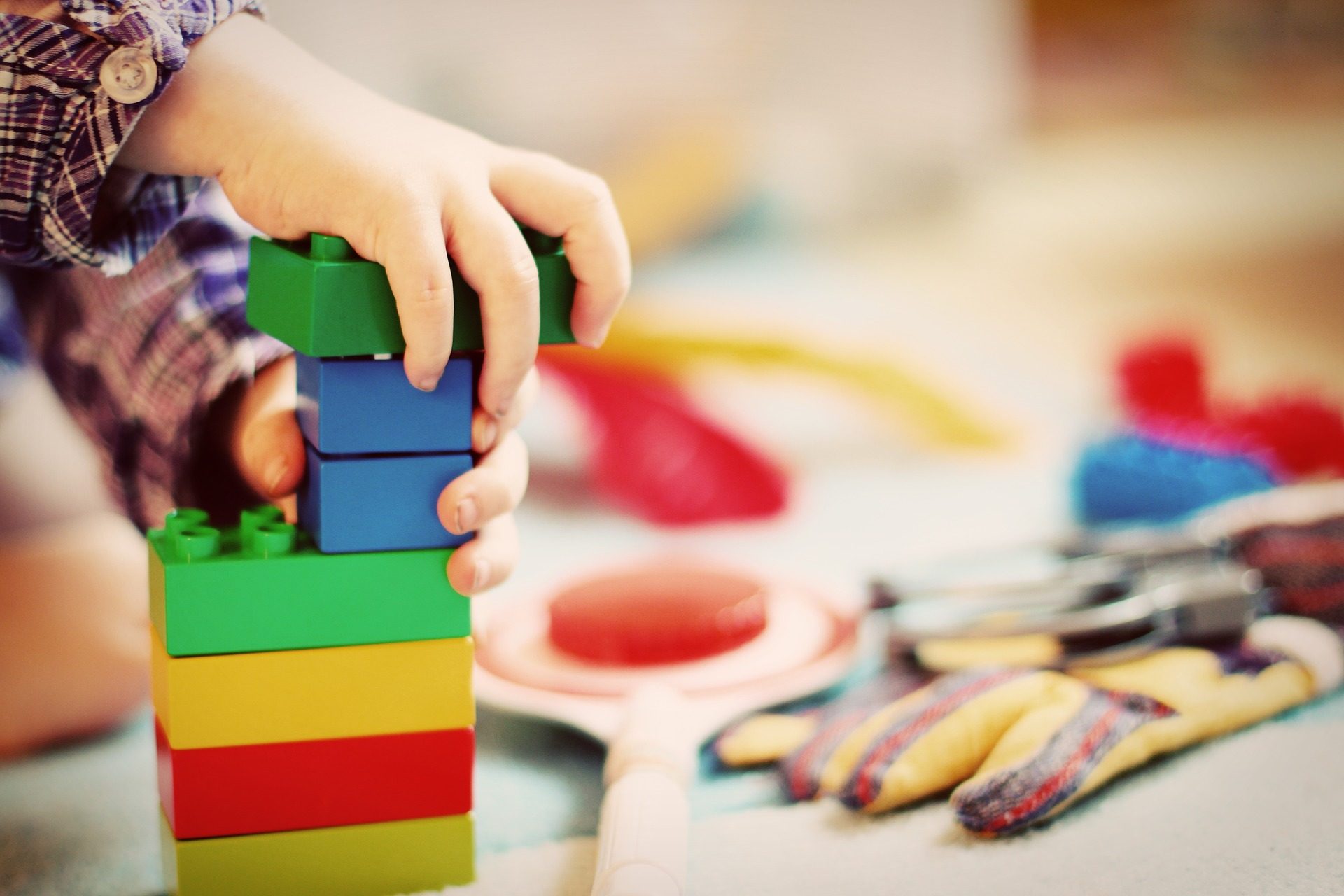 Ein Baby, welches mit Bauklötzen spielt